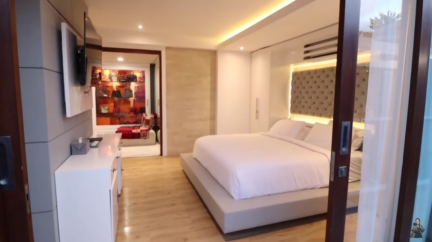 9 Potret walk in closet bos skincare Maharani Kemala ini bak butik elit, koleksi tasnya bikin melongo