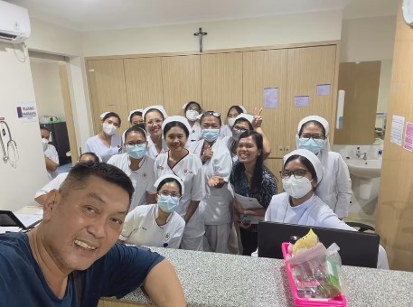 Unggahan terakhir Donny Kesuma sebelum meninggal dunia, sempat selfie bareng perawat di rumah sakit