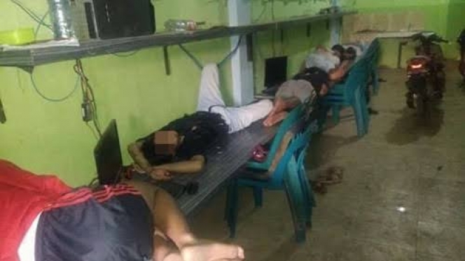 Ngantuknya sudah tak terbendung, 45 potret kocak gaya orang tidur ini lihatnya bikin senyum miris
