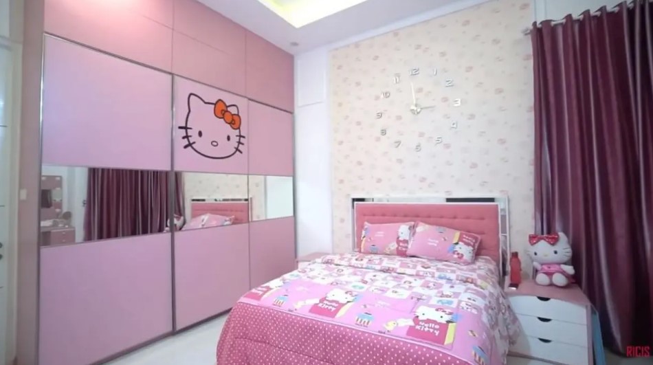 Dekorasinya serba pink bertema Hello Kitty, intip 9 potret kamar Ria Ricis saat masih gadis