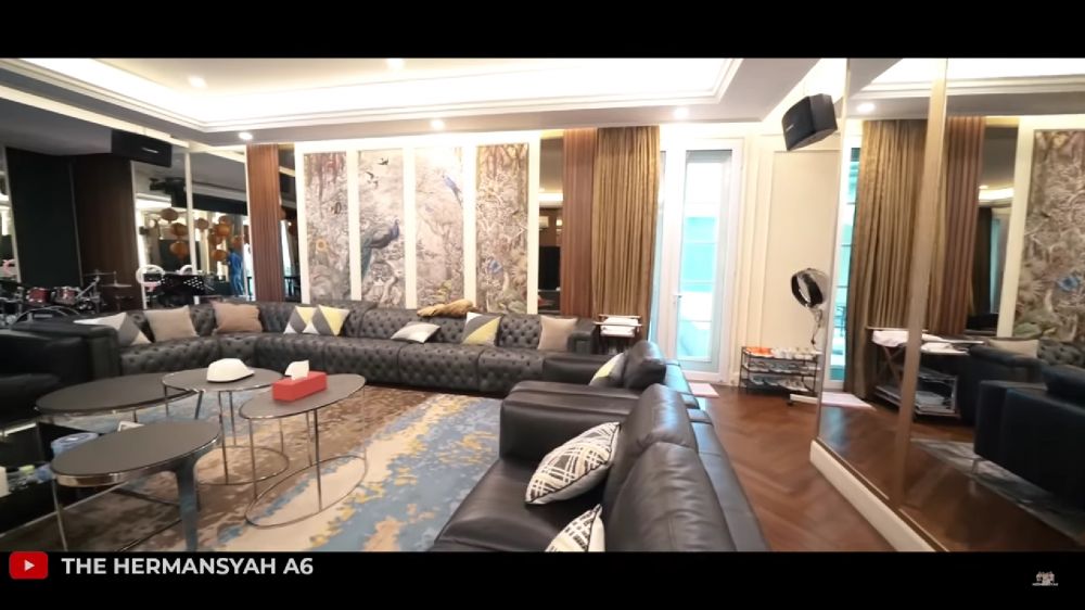 11 Potret ruang karaoke Helena Lim yang pakai sofa berteknologi canggih, menyatu dengan studio foto