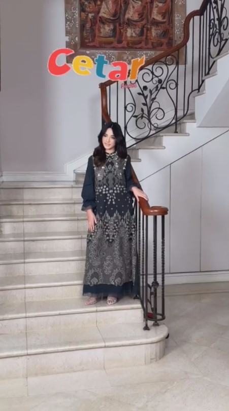 9 Potret Mikhayla Bakrie debut jadi model fashion, pesonanya disebut saingannya Nia Ramadhani