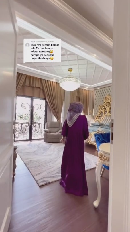 Dulu ngontrak kini rumahnya mewah serba emas, 11 potret kamar Shella Saukia unik ada ruang tersembunyi