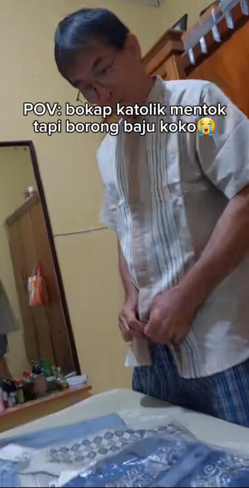 Momen wanita perlihatkan antusiasme sang ayah borong baju koko padahal non muslim ini undang tawa