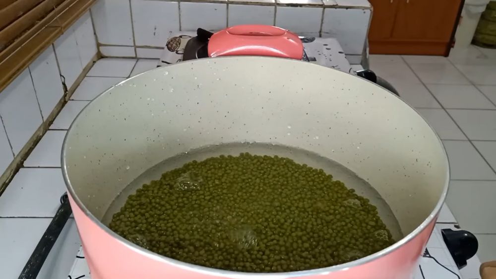 Tanpa direndam air dulu, ini trik cepat merebus kacang hijau cuma 15 menit