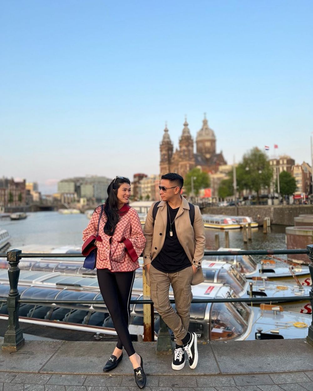 7 Potret kenangan mendiang Stevie Agnecya dan suami yang berprofesi pilot, kebersamaannya bikin baper