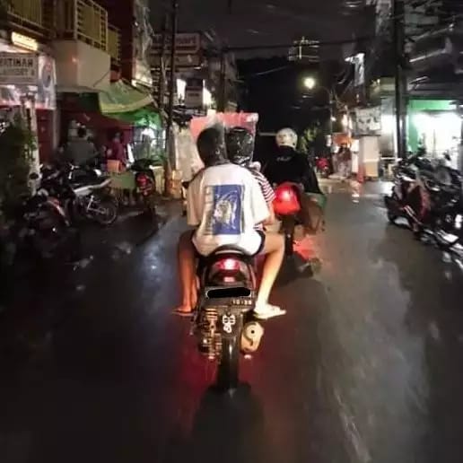 45 Potret kocak siasat nyeleneh orang jalani musim hujan ini bikin senyum kecut, kreatif pol