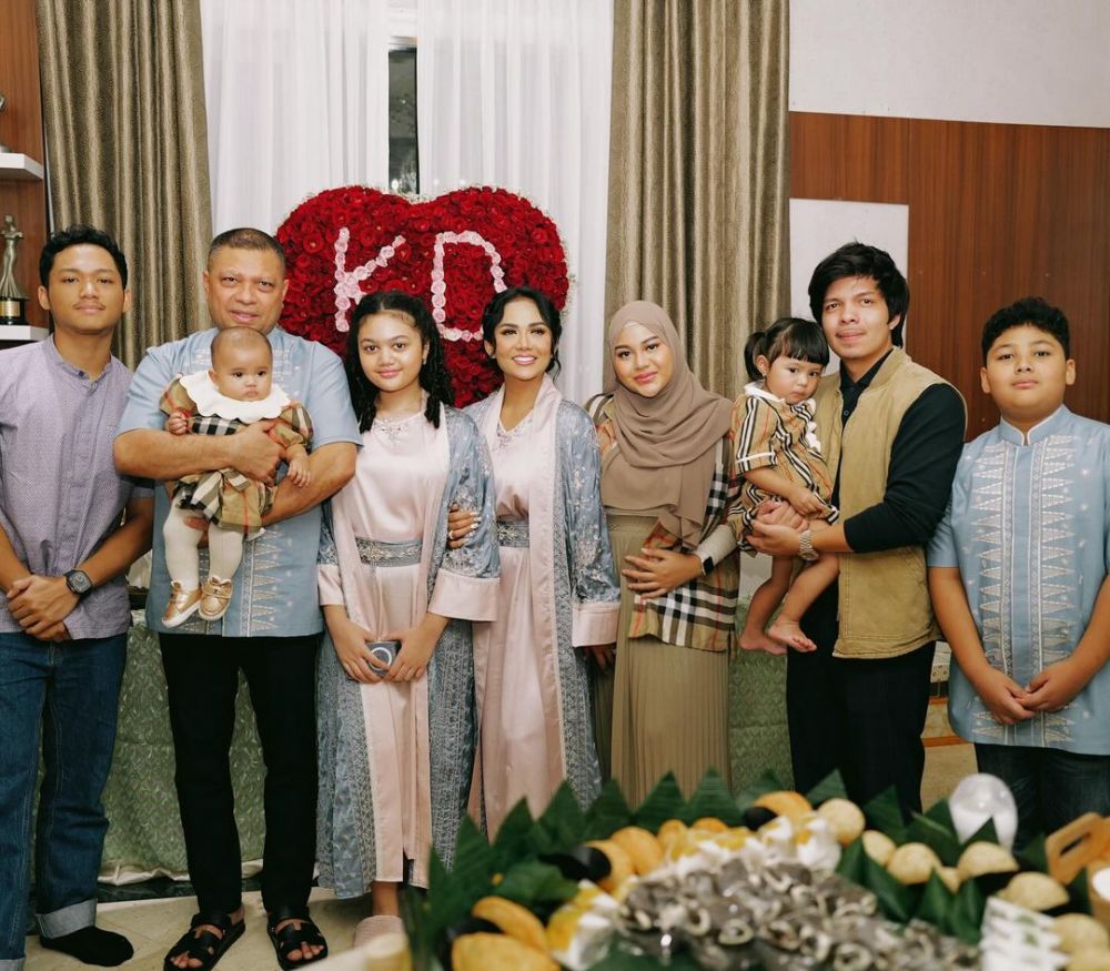 9 Momen perayaan ulang tahun Krisdayanti ke-49, ucapan Aurel Hermansyah bikin netizen ikut mewek