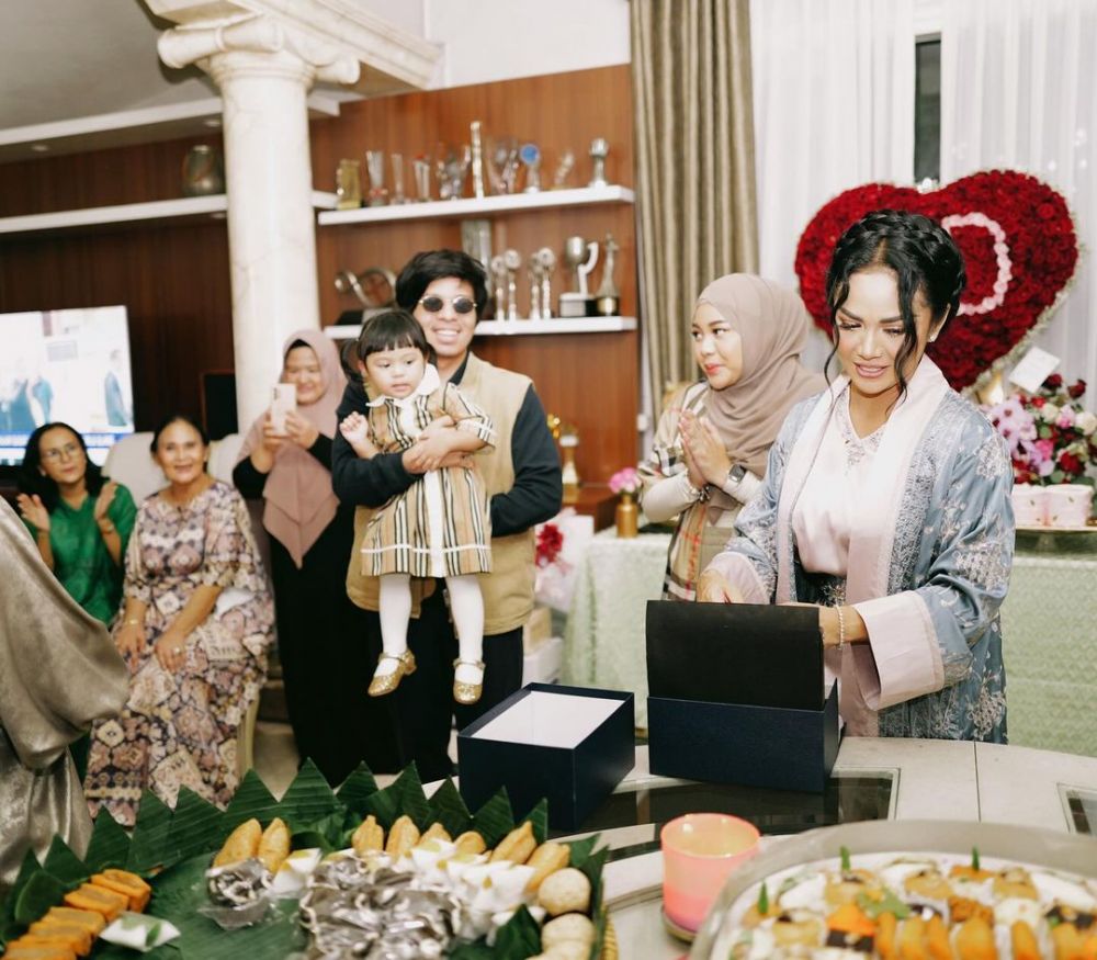 9 Momen perayaan ulang tahun Krisdayanti ke-49, ucapan Aurel Hermansyah bikin netizen ikut mewek