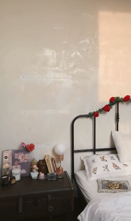 Masih pakai dipan jadul, 9 potret kamar tidur Nadin Amizah bernuansa vintage tanpa walk in closet