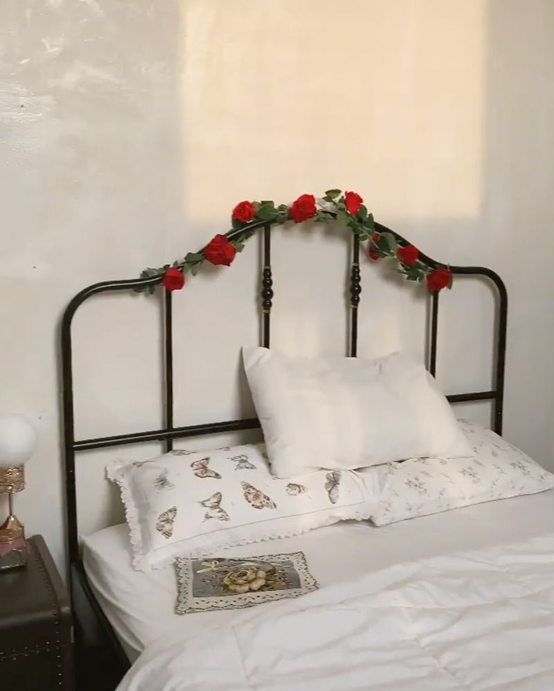 Masih pakai dipan jadul, 9 potret kamar tidur Nadin Amizah bernuansa vintage tanpa walk in closet