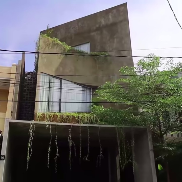 Bangun rumah tema industrial bak kafe, 9 potret kamar Nycta Gina ini naik tangga langsung ranjang