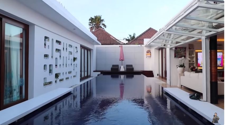 Konsep rumahnya ala vila, 9 potret kamar bos skincare Maharani Kemala ini bak toko barang branded