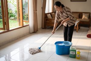 Tak dilarutkan air panas, trik mengepel lantai ala emak-emak ini auto kesat cukup tambah 1 bahan dapur