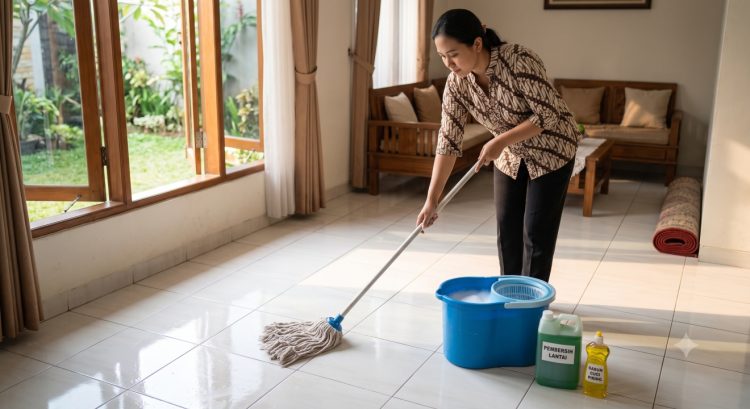 Tak dilarutkan air panas, trik mengepel lantai ala emak-emak ini auto kesat cukup tambah 1 bahan dapur