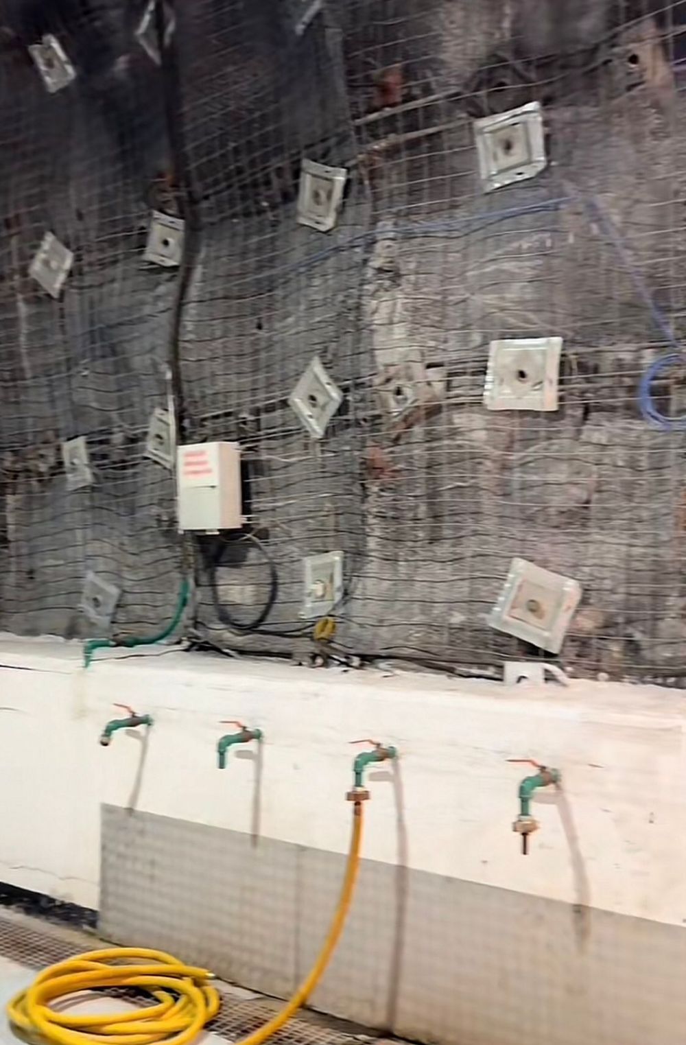 7 Potret masjid bawah tanah tambang emas Papua, tempat ibadahnya luas meski di kedalaman 1.760 meter