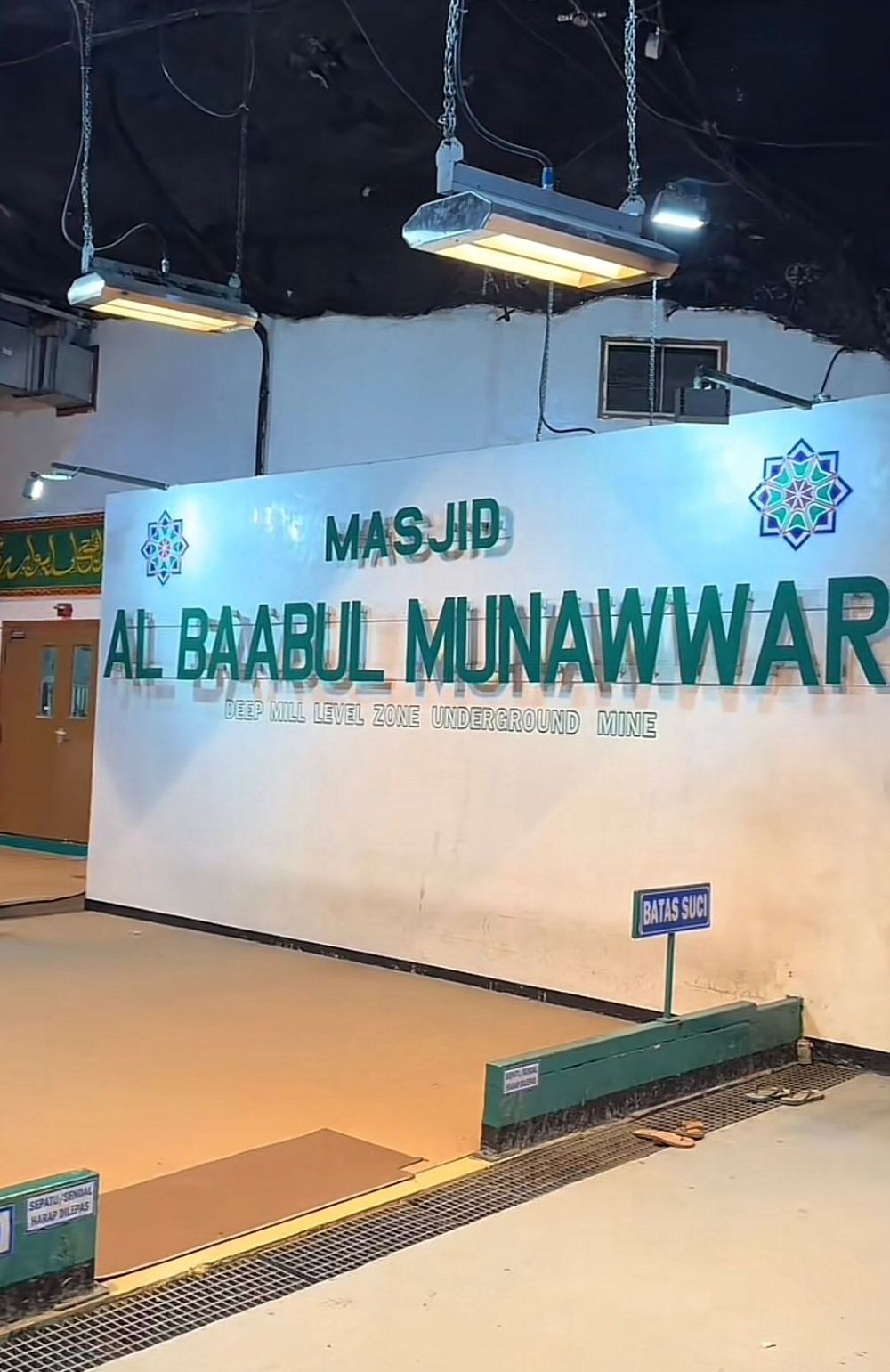 7 Potret masjid bawah tanah tambang emas Papua, tempat ibadahnya luas meski di kedalaman 1.760 meter