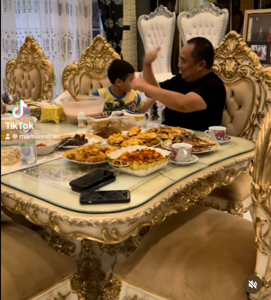 9 Potret ruang makan bos skincare Mami Sultan penuh perabotan nuansa emas, mejanya seharga Rp 200 juta