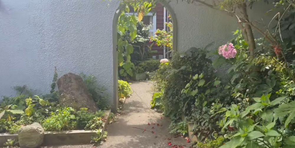 9 Potret kebun Rara Sekar kakak Isyana Sarasvati di dataran tinggi Selandia Baru, punya view perkotaan