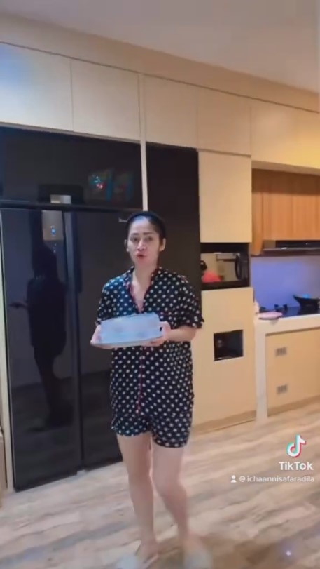 9 Potret dapur Icha Annisa yang desainnya minimalis, sering ngemper buat persiapkan bahan makanan