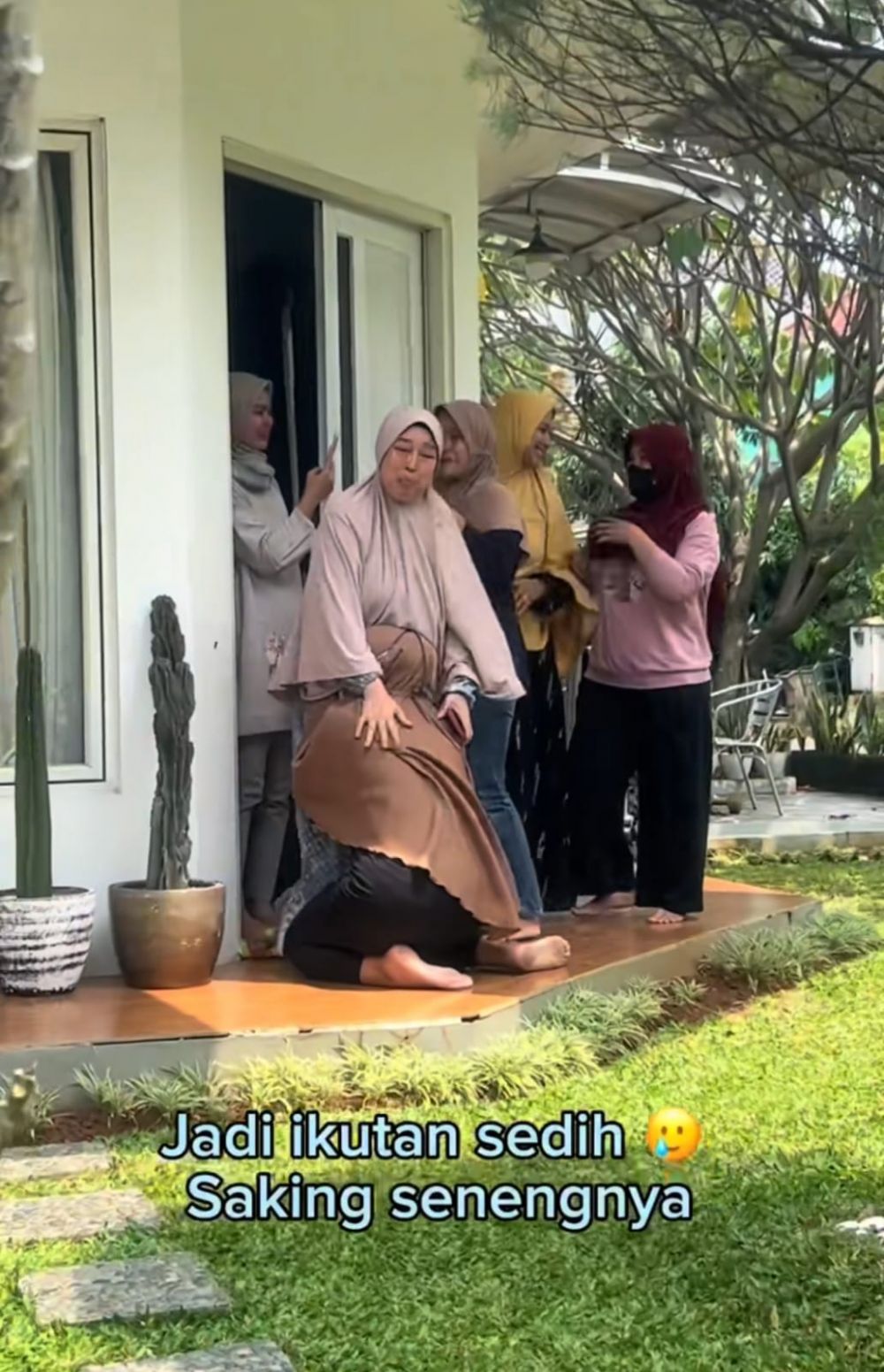 Momen majikan beri hadiah lebaran buat pekerja rumah tangga ini nggak tanggung-tanggung, bikin takjub
