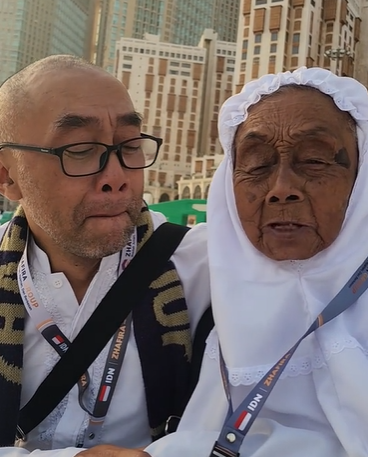 Momen pria paruh baya umroh bareng ibunya yang sudah sepuh, saat berdoa dan nangis bersama bikin haru