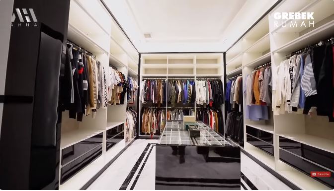 Bujangan bisa bangun rumah megah Rp 50 M, 9 potret walk in closet Verrel Bramasta ini bak toko sepatu