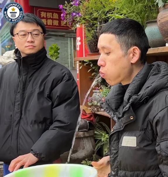 Momen 'manusia air mancur' pecahkan rekor dunia, mampu keluarkan air dari mulutnya 6 menit nonstop