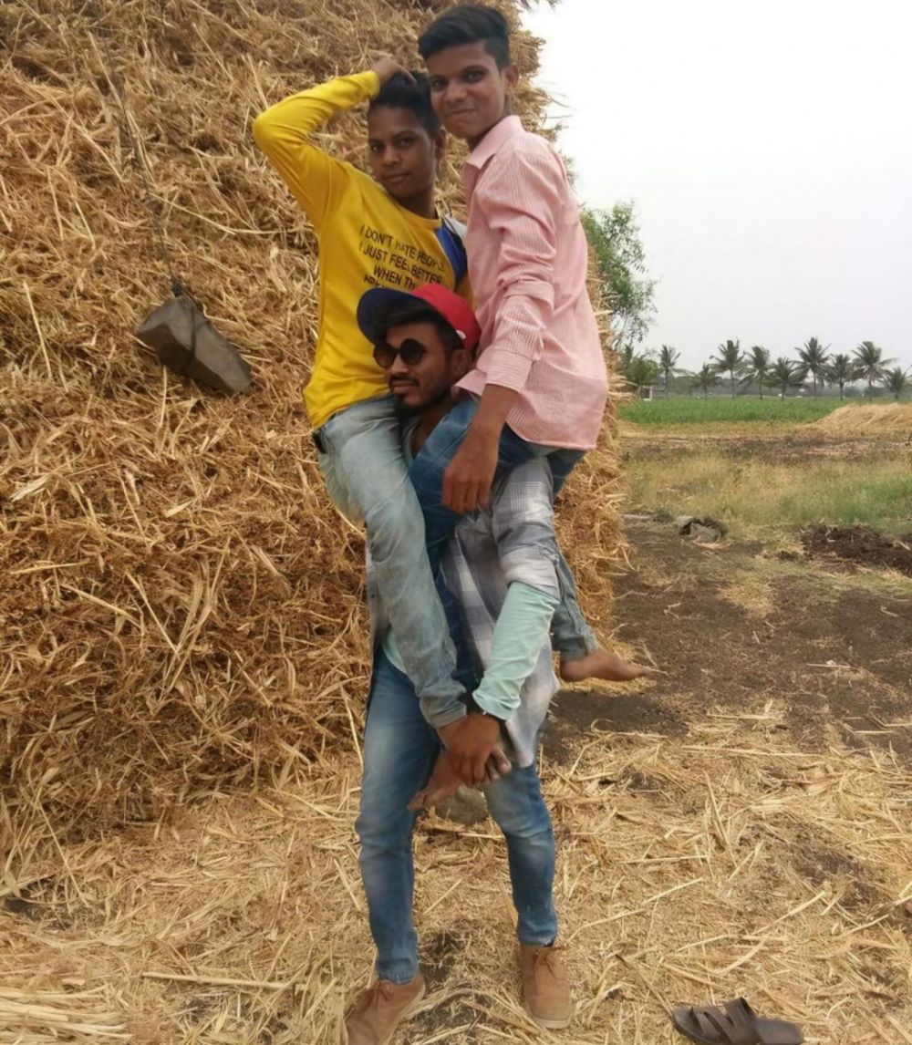 11 Potret kocak warga Vrindavan saat foto ini bikin sakit perut, gayanya di luar prediksi