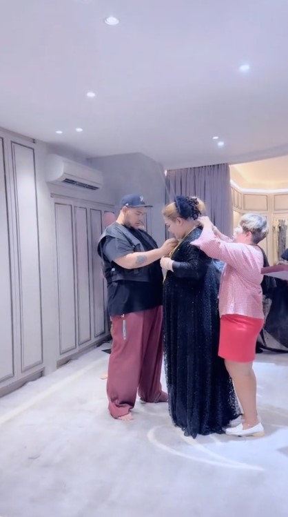9 Potret gaya Mira Hayati fitting baju karya Ivan Gunawan untuk syukuran rumah, pakai kalung emas 2 kg