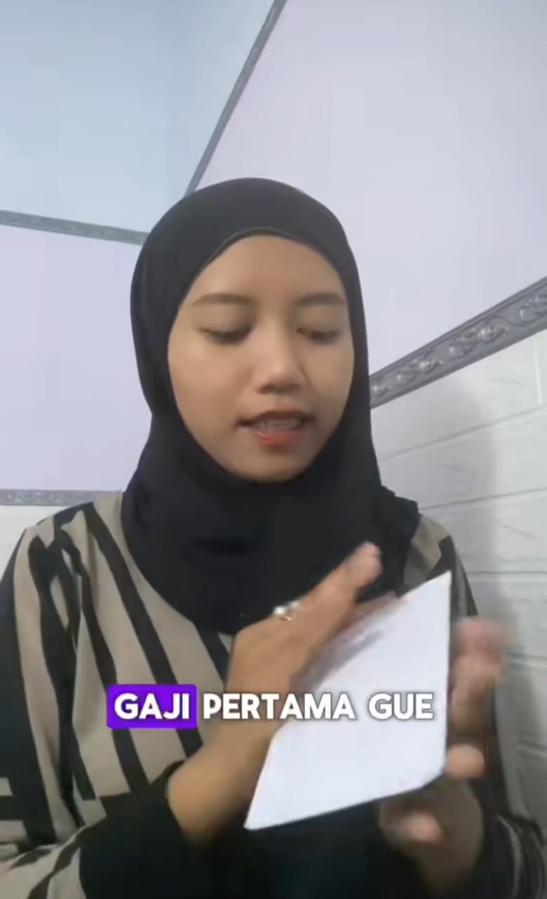 Ekspektasi jauh dari realita, momen seorang guru honorer bagikan gaji pertamanya ini bikin ngelus dada