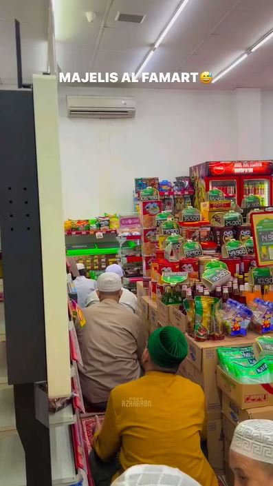 Penampakan jamaah salat tarawih dalam minimarket ini banjir sorotan, ternyata begini alasannya