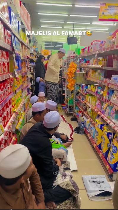 Penampakan jamaah salat tarawih dalam minimarket ini banjir sorotan, ternyata begini alasannya