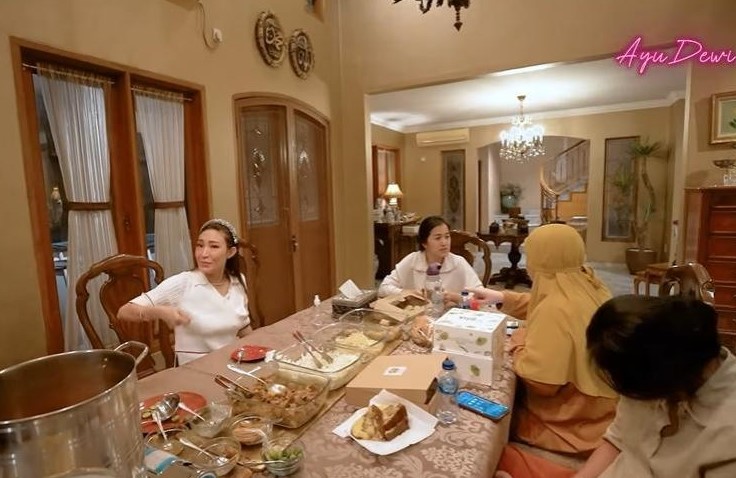 9 Potret dapur di rumah masa kecil Regi Datau suami Ayu Dewi, fasilitasnya bak di ruang tamu