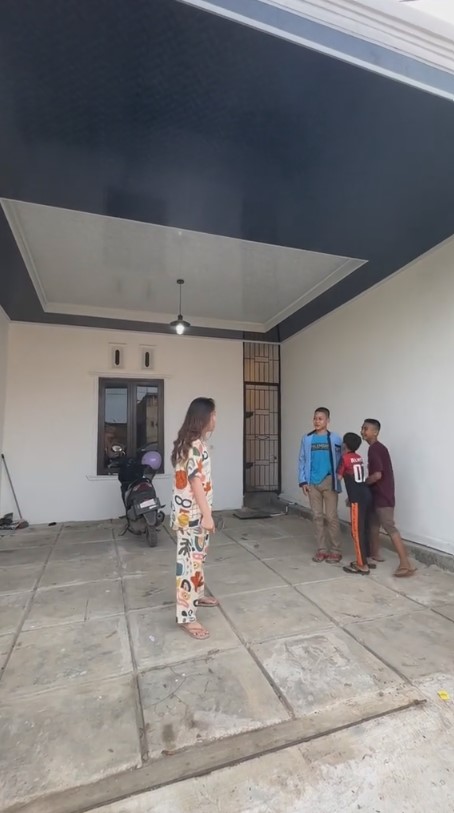 Beli rumah cuma buat gudang daster, ini 9 potret rumah Melvina Husyanti punya kolam renang unik