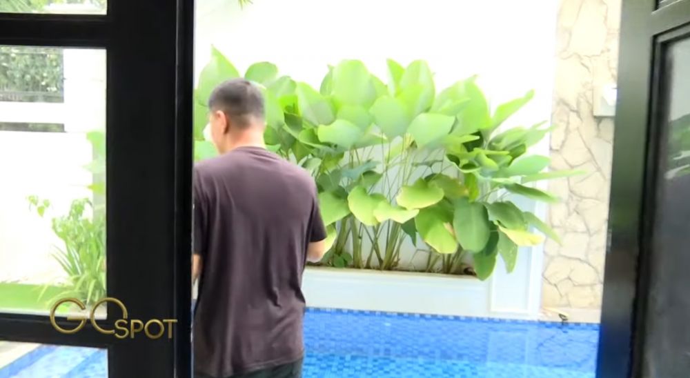 Rumah barunya mewah berkonsep American Style, 9 potret kolam renang Eza Yayang nyambung dengan taman