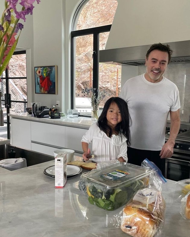 9 Potret dapur mewah Farah Quinn di Amerika Serikat, bisa masak sambil lihat pemandangan gunung