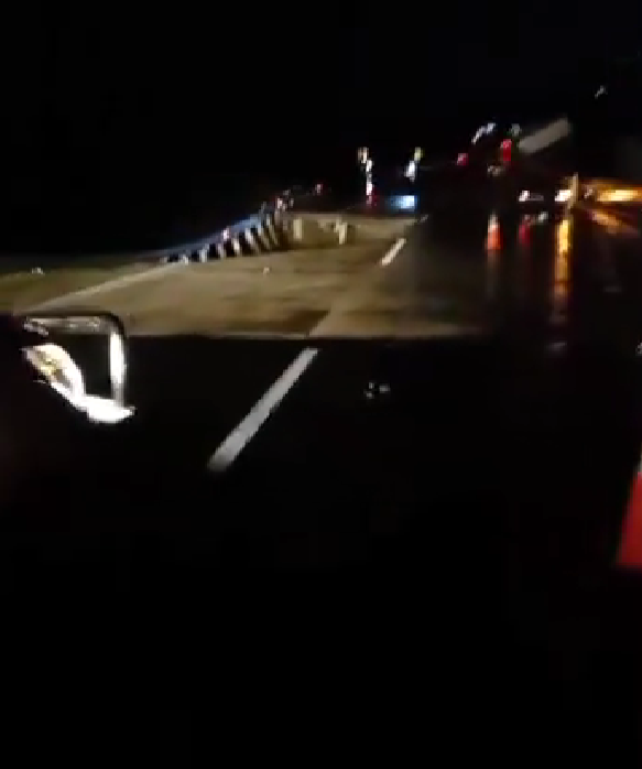 Detik-detik jalan Tol Bocimi longsor, dilaporkan ada satu mobil masuk jurang