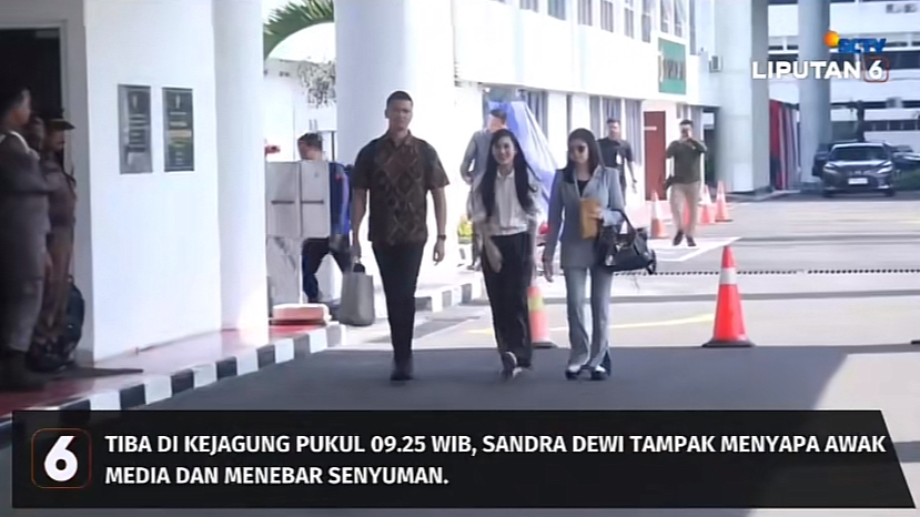 9 Momen Sandra Dewi tiba di Kejagung untuk diperiksa, senyum manisnya jadi sorotan
