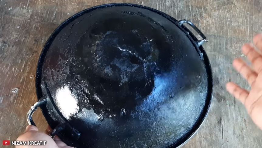 Tanpa digosok sabun cuci piring, ini cara bersihkan kerak gosong di pantat wajan agar kinclong lagi