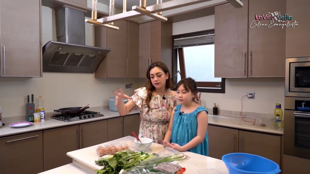 Single mom bisa beli rumah pakai lift, 10 potret dapur Celine Evangelista mewah minim perabotan