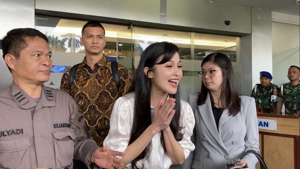 Usai lima jam jalani pemeriksaan dari Kejaksaan Agung RI, Sandra Dewi minta didoakan