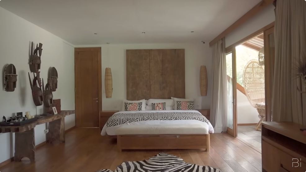Penuh barang antik asal Afrika, 11 potret kamar Indah Kalalo ini walk in closetnya nuansa kayu