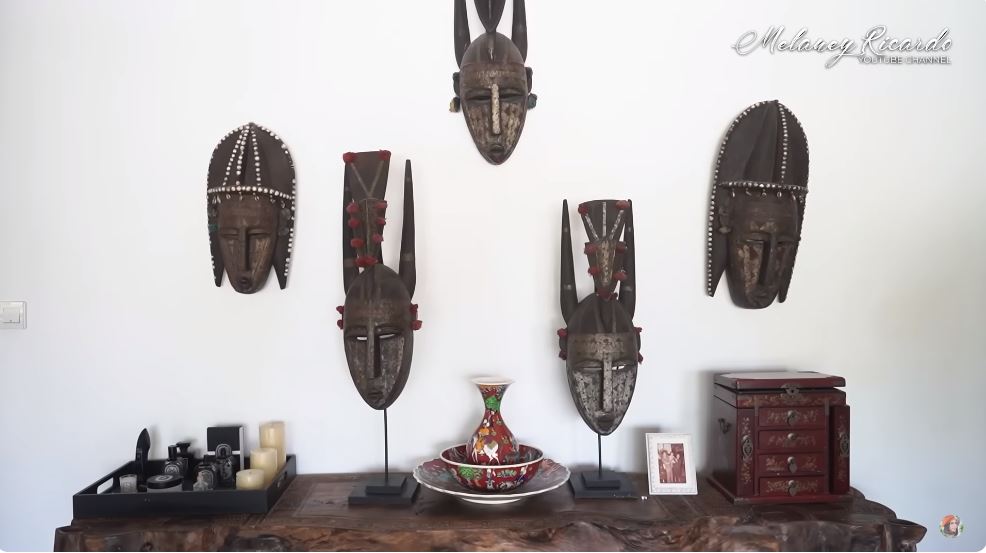 Penuh barang antik asal Afrika, 11 potret kamar Indah Kalalo ini walk in closetnya nuansa kayu