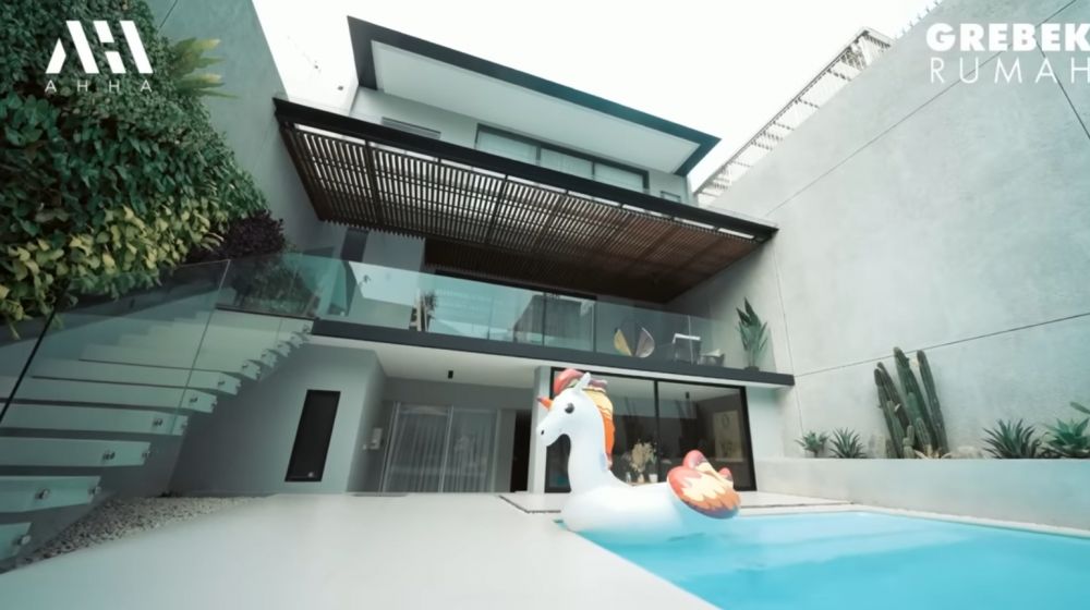 Rumah barunya ditaksir Rp 50 M banyak spot estetik, 9 potret kolam renang Aura Kasih pakai air garam