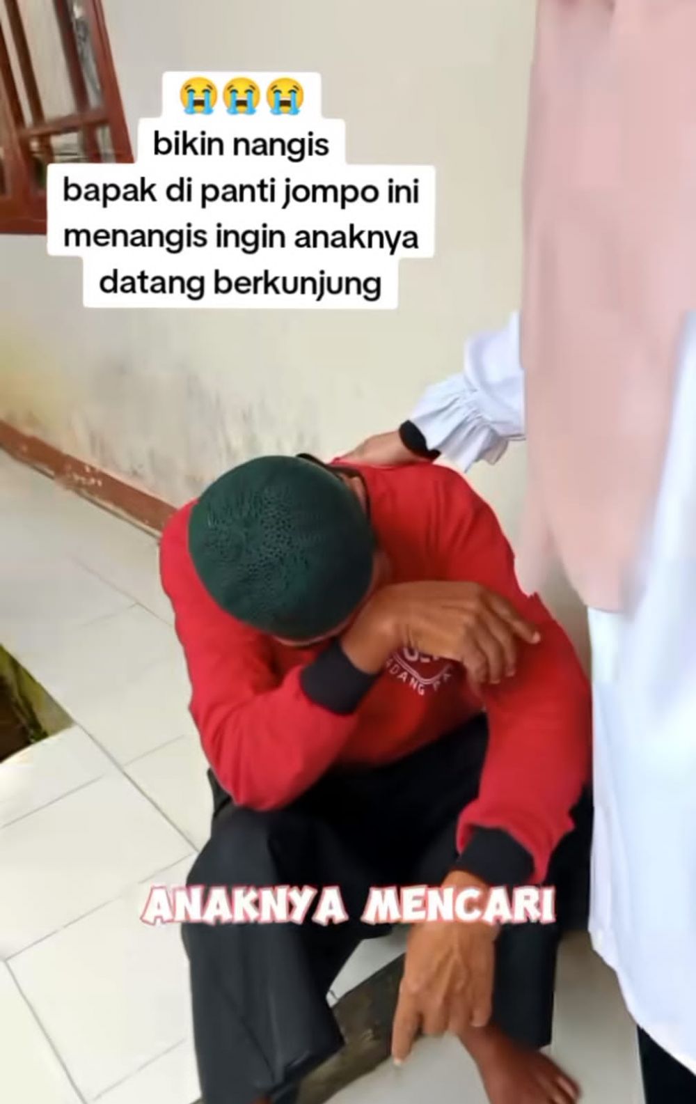 Tak kunjung dijenguk anaknya, momen orang tua menangis di panti jompo ini bikin ikutan nyesek