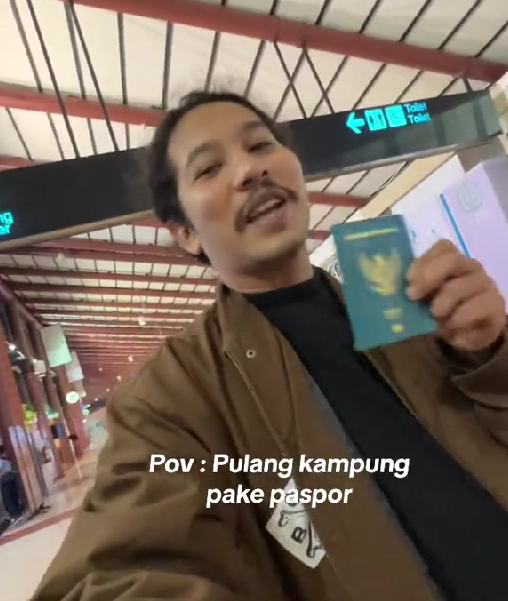 Kampung halaman masih di Indonesia, pria ini mudik pakai paspor demi dapat tiket pesawat lebih murah