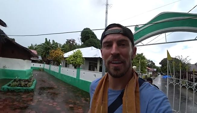 Datangi masjid berumur 600 tahun di Ambon, bule Amerika ini takjub ada guru ngaji bisa 4 bahasa asing