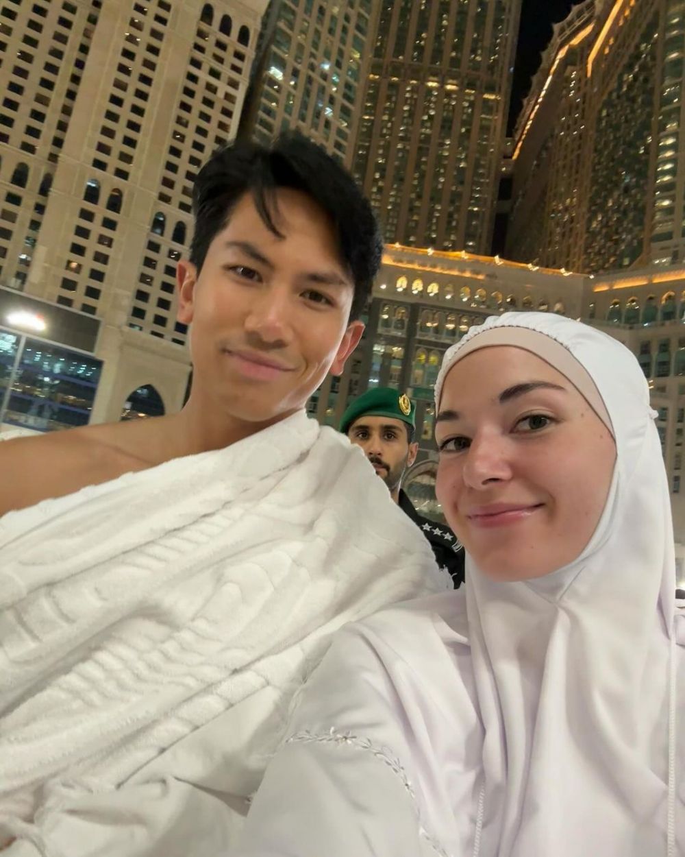 Pangeran Mateen dan istri jalani umrah bersama, penampakan mukena sederhana Anisha Rosnah tuai atensi