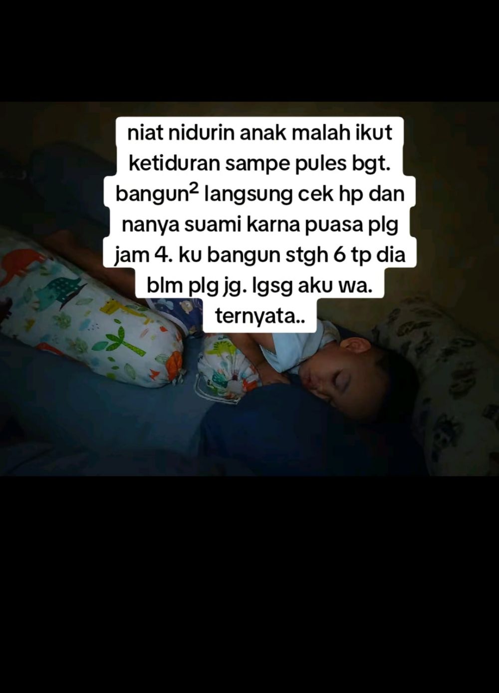 Nggak tega bangunin istri lagi tidur, suami rela rebahan di teras saat pulang kerja ini bikin kagum